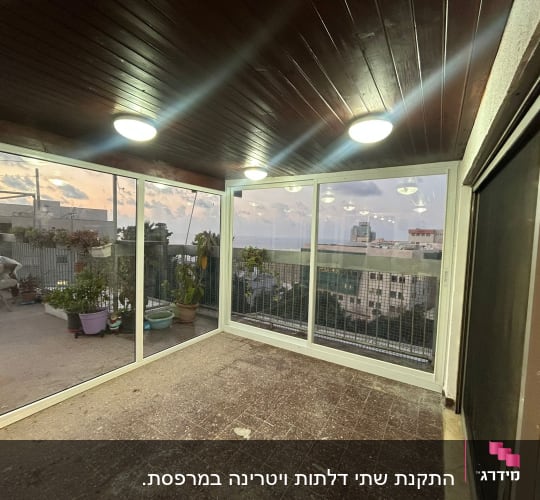 חלונות אלומיניום גדולים עם מסגרות לבנות